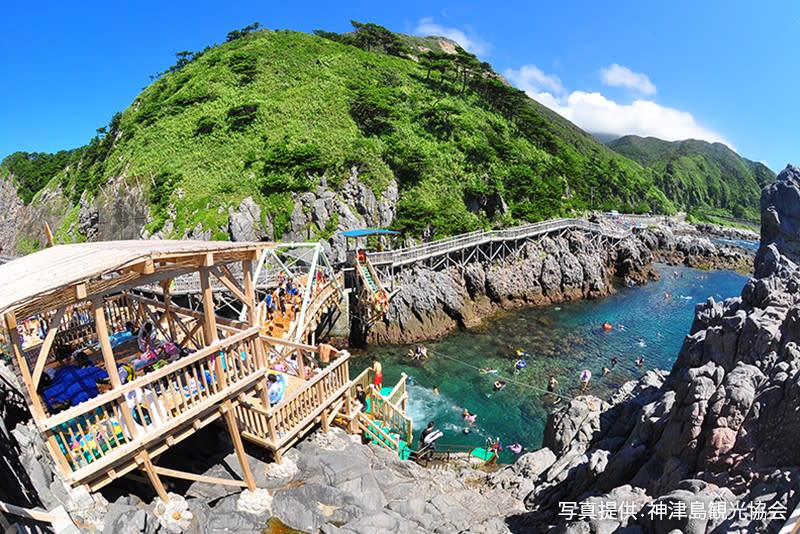 「赤崎步道」是穿越火山岩夾縫所建造的步道，是神津島最具代表性的遊樂設施。   圖：©TCVB／提供