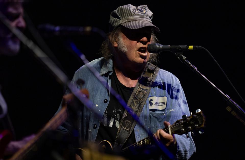 De Love Earth Tour van Neil Young en Crazy Horse ging in april van start.  Nadat ze verschillende shows hadden gespeeld en enkele hadden uitgesteld, annuleerden ze toekomstige tourdata.