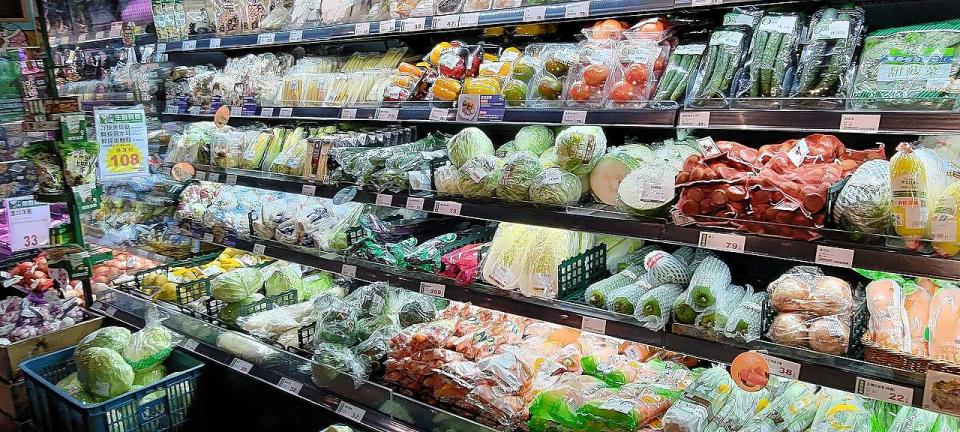 全聯福利中心所販售的蔬果食品，大部分都以一次性塑膠包裝，大量增加不必要的塑膠垃圾和污染。