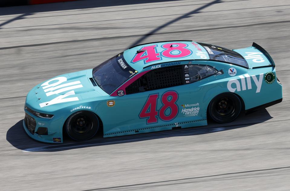 DARLINGTON, CAROLINA DEL SUR - 09 DE MAYO: Alex Bowman, conductor del #48 Ally Throwback Chevrolet, conduce durante la NASCAR Cup Series Goodyear 400 en Darlington Raceway el 09 de mayo de 2021 en Darlington, Carolina del Sur.  (Foto de Chris Graythen/Getty Images) |  Getty Images