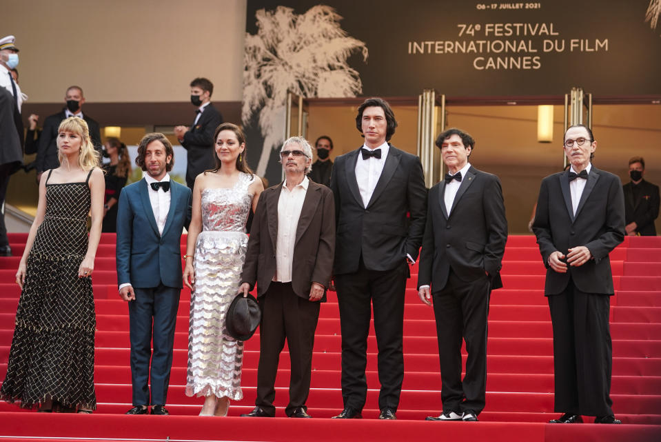 De izquierda a derecha, Angele, Simon Helberg, Marion Cotillard, el director Leos Carax, Adam Driver, Russell Mael y Ron Mael posan al llegar al estreno de "Annette" en el Festival de Cine de Cannes, el martes 6 de julio de 2021 en Cannes, Francia. (AP Foto/Brynn Anderson)