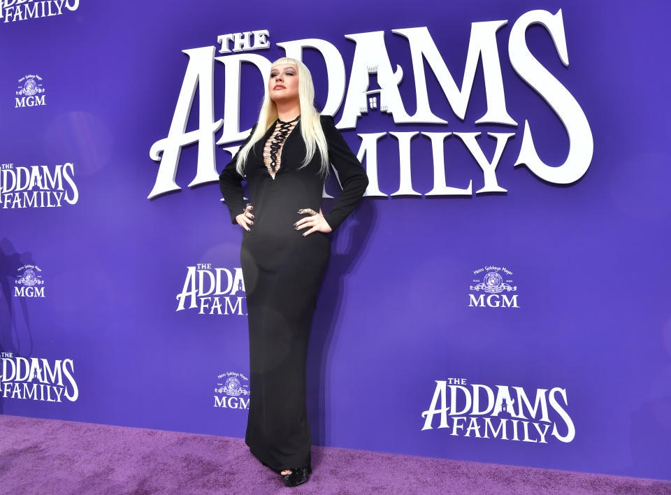 Con vestido, zapatos y manicura de color negro, así llegaba Christina Aguilera al estreno de 'La familia Addams', que se estrenará el próximo 25 de octubre. (Foto: Emma McIntyre / Getty Images)