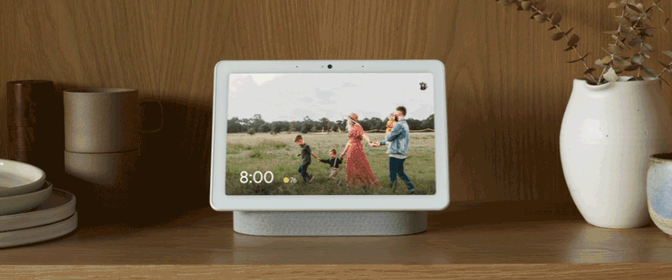 Google Assistant smart display. An animation of the Google Nest smart display showing how the Broadcast feature works.