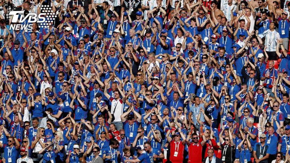 冰島球迷們的加油方式也相當特別，萬名球迷會一齊高舉雙手、並慢慢地拍手怒吼，節奏由慢到快，場面相當震撼。圖／達志影像美聯社(世足賽)