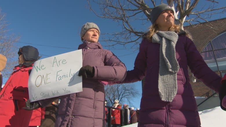 'Human chain' at Ottawa Mosque shows solidarity with local Muslims