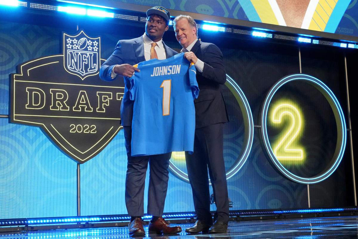 Chargers sign first-round pick guard Zion Johnson