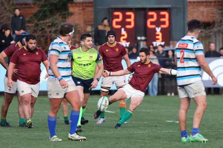 Patea Gonzalo Gutiérrez Taboada, el apertura y goleador de Newman, que a sus 36 años hizo un try de intercepción y corrida de toda la cancha contra SIC; el Cardenal y el equipo zanjero son líder y escolta del Top 12.