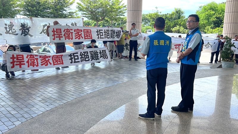 台東縣議會29日召開臨時會，台東市康樂里和建農里兩地居民不約而同前往陳情，不歡迎養雞場進入。（中央社）