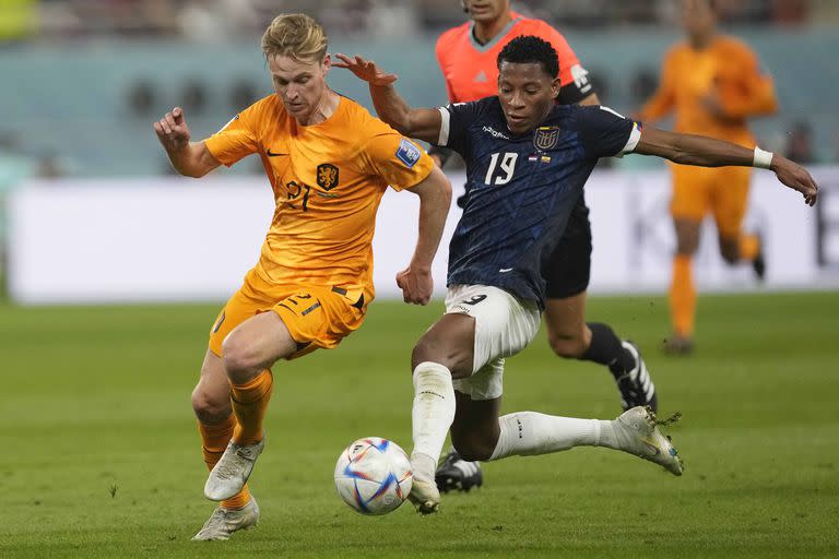 Ecuador's Gonzalo Plata, right, and Frankie de Jong of the Netherlands challenge for the ball during the World Cup group A soccer match between the Netherlands and Ecuador at the Khalifa International Stadium in Doha, Qatar, Friday, Nov. 25, 2022. (AP Photo/Darko Vojinovic)