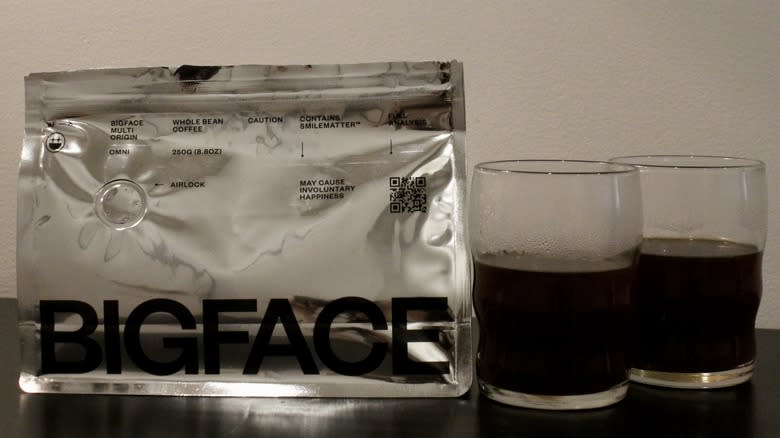 Silver Bigface coffee bag with two glasses