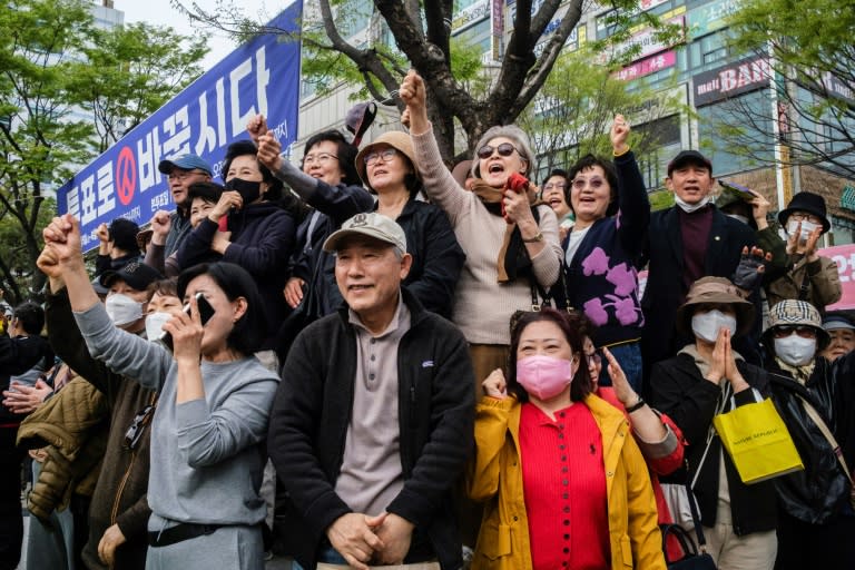 Des partisans assistent à un rassemblement électoral pour le Parti du pouvoir du peuple au pouvoir en Corée du Sud, avant les prochaines élections législatives à Séoul le 8 avril 2024 (ANTHONY WALLACE)