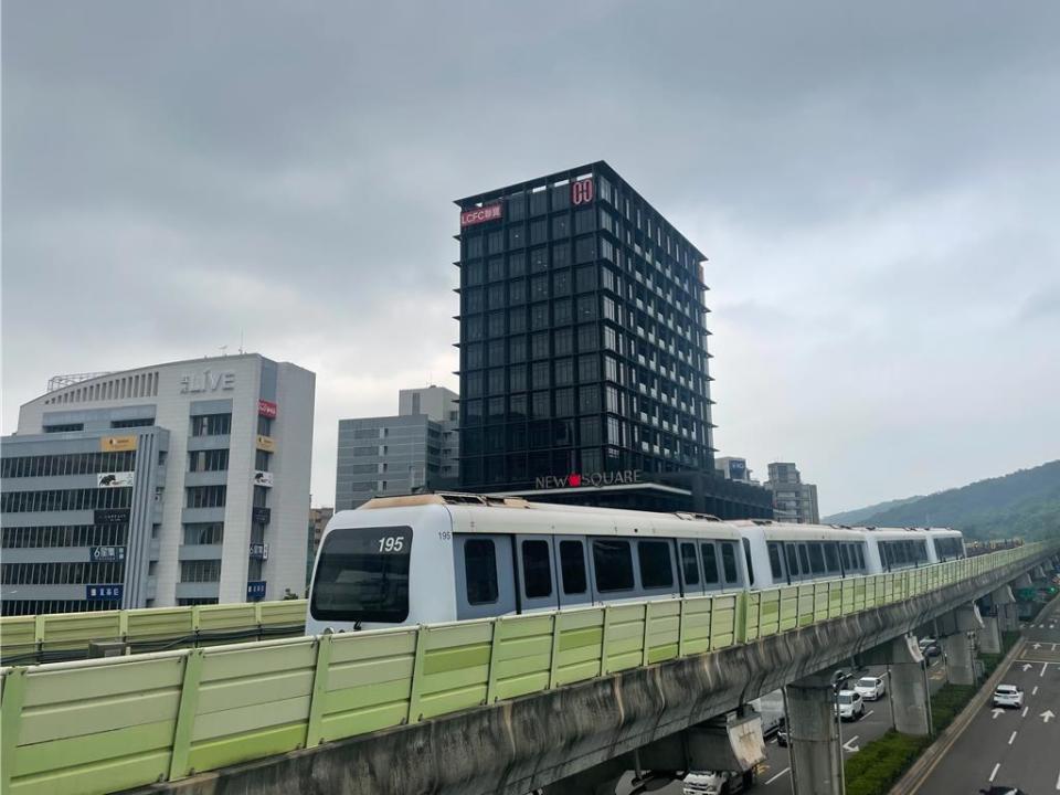 台北捷運平均日運量超過200萬人次，台北捷運公司認為其電力均用在服務民生，用電特性應屬民生用電，與使用電力生產製造產品銷售營利的高毛利產業不同，卻被歸類為「產業用電」類別優先調漲，與政府推行綠色運輸政策相互矛盾。（劉彥宜攝）