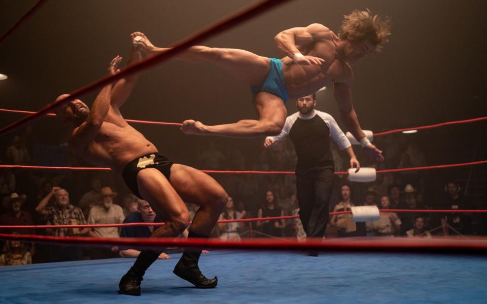 In dem neuen Film "The Iron Claw" (ab jetzt im Kino), der vom tragischen Schicksal der Wrestling-Familie Von Erich erzählt, verkörpert Zac Efron einen der sechs Söhne. Für seine Hauptrolle trainierte er "wirklich hart, um die für die Rolle nötige Muskelmasse aufzubauen". (Bild: Brian Roedel / Leonine)