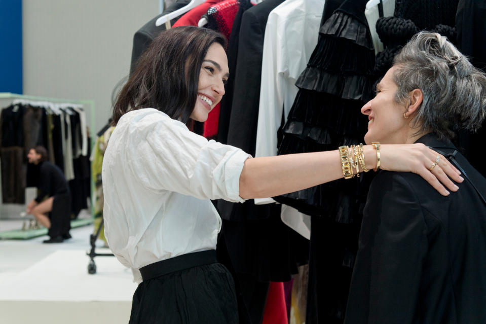 Gal Gadot discovering the work of Quira designer Veronica Leoni.