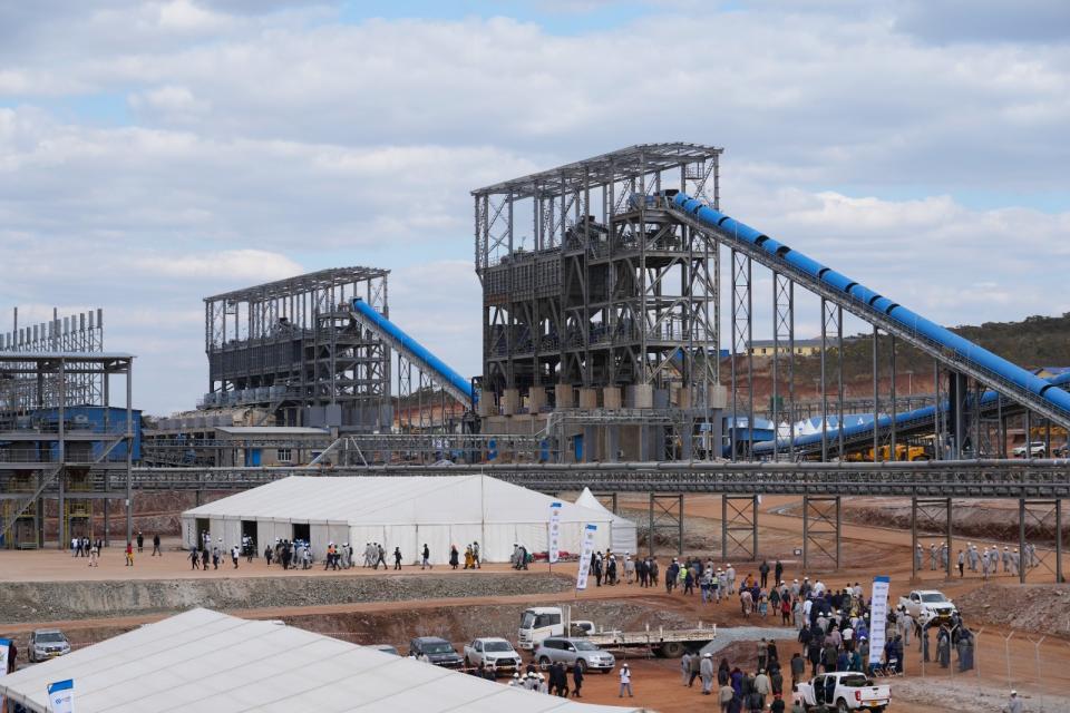 2023年7月5日星期三，辛巴威戈羅蒙齊（Goromonzi）的鋰冶煉廠啟用，該廠斥資3億美元，中國參與投資。美聯社