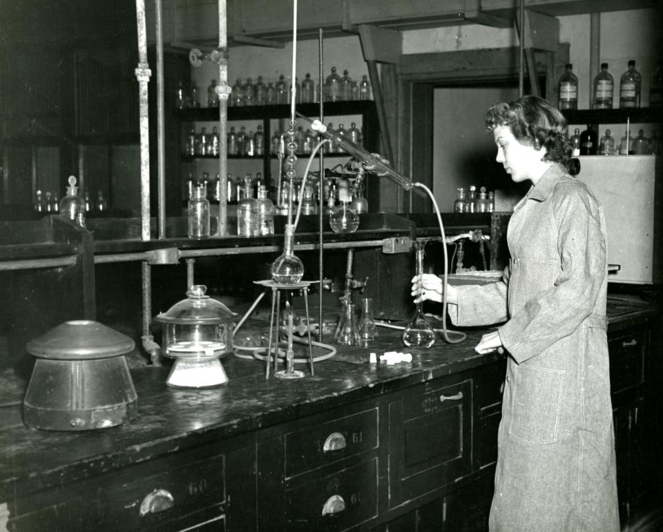 Photo of a Drury University chemistry lab in Pearson Hall in 1944.