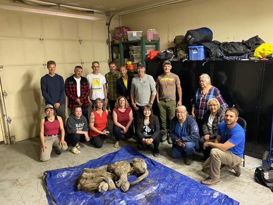 Trʼondëk Hwëchʼin citizens and representatives of the Yukon government, Treadstone Mine and University of Calgary pose with Nun cho ga. 