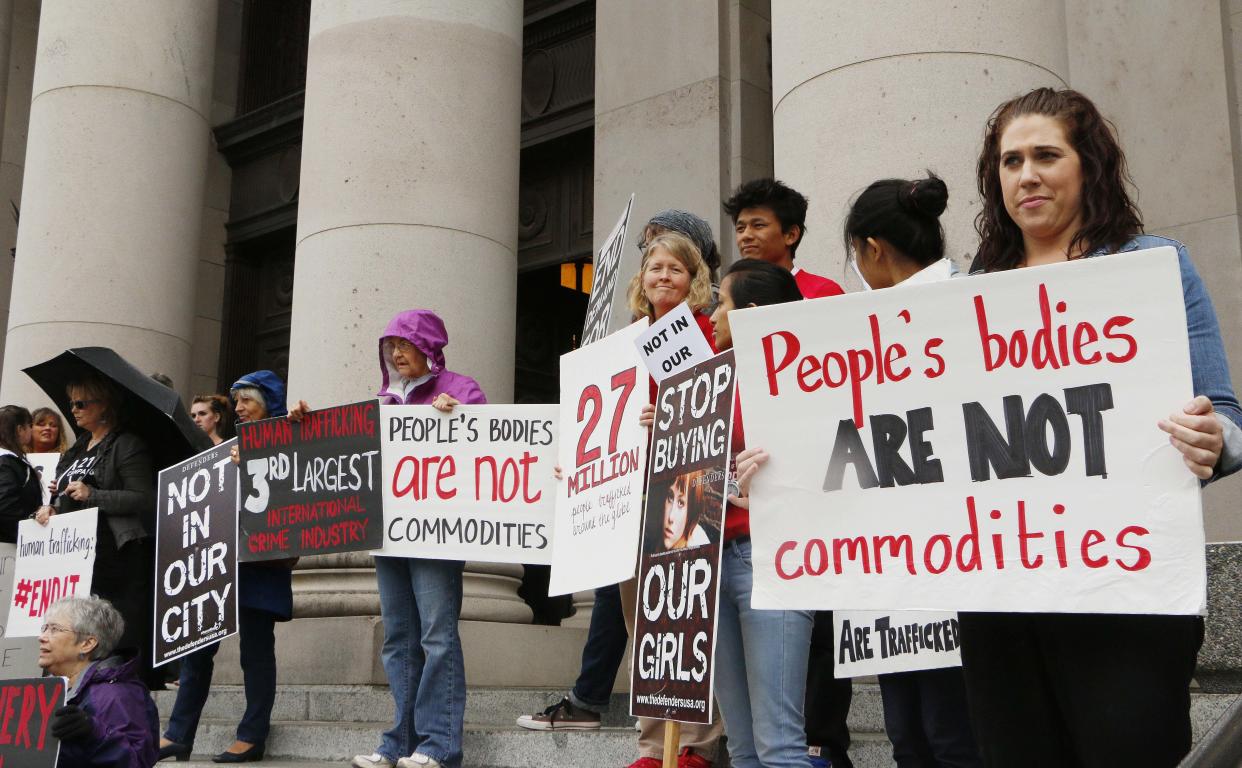 Manifestantes en contra de la explotación sexual de niños protestan frente a la Corte Suprema del estado de Washinton. (AP)