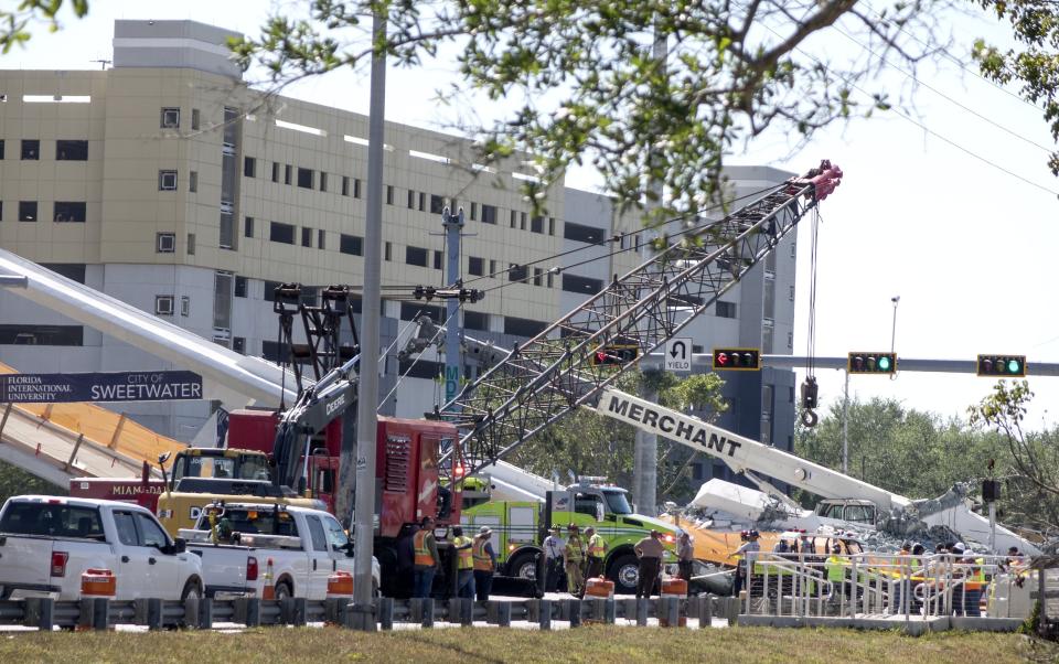 Dramáticas imágenes del colapso de un puente peatonal en Miami