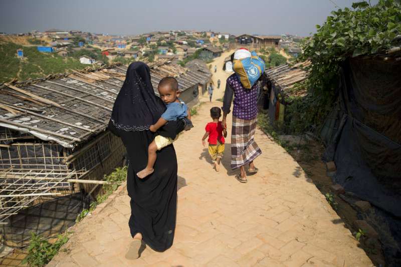 孟加拉政府打算將10萬羅興亞人遷移至巴贊查爾島。圖為位於孟加拉的羅興亞難民營。（AP）