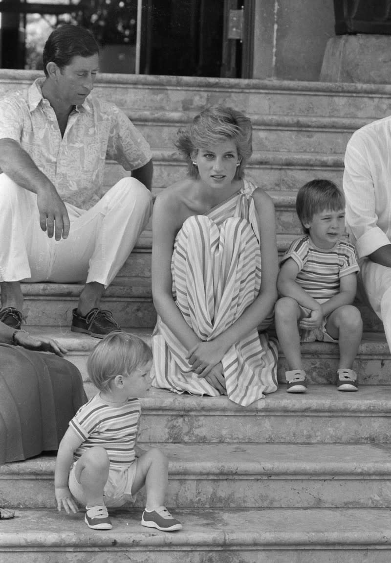 英國黛安娜王妃、查爾斯王子、威廉王子、哈利王子的全家福，攝於1986年7月9日（AP）