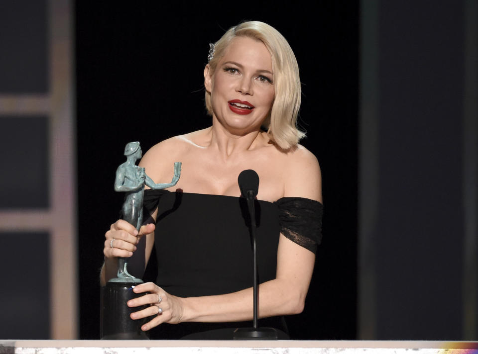 Michelle Williams recibe el Premio SAG a la mejor actriz en una serie limitada o película hecha para TV por "Fosse/Verdon", el domingo 19 de enero del 2020 en Los Angeles. (AP Foto/Chris Pizzello)