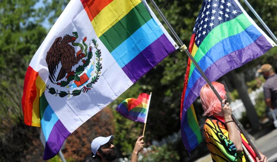 Elementos de la bandera mexicana forman una bandera del orgullo durante el Desfile del Orgullo Arcoíris de Fresno, en el Tower District, el 3 de junio de 2023.