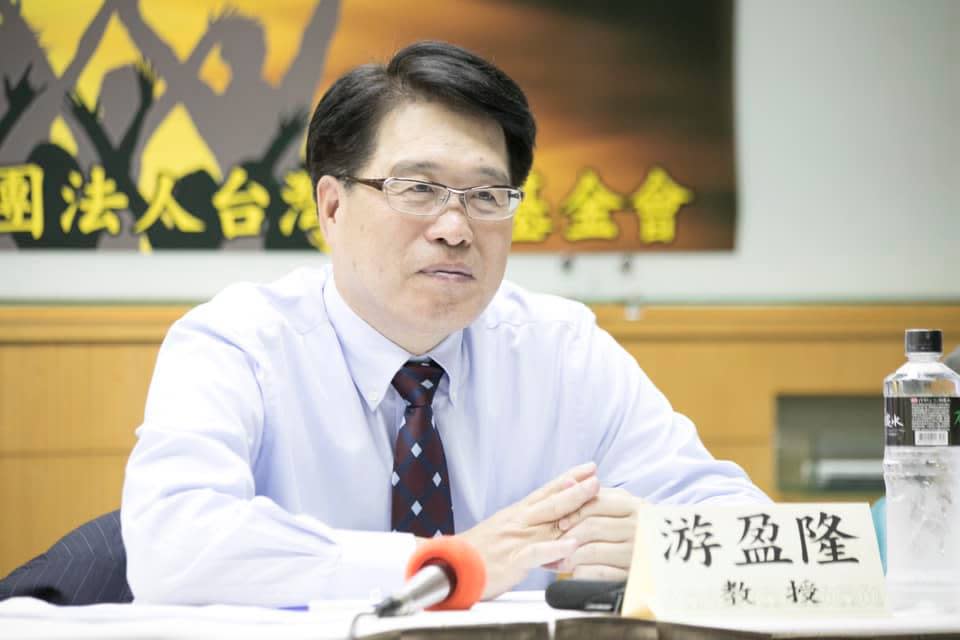 台灣民意基金會董事長游盈隆昨拋出震撼彈、宣布退出民進黨！他今（24）早哽咽說道「入黨和退黨都是一種良心的選擇」，他自己人生最好的青春歲月都奉獻給民進黨，無怨無悔、做牛做馬，但因2016年民進黨重返執政後，看到很多事情不能再假裝看不見，因此選擇退黨。（圖片翻攝游盈隆FB）