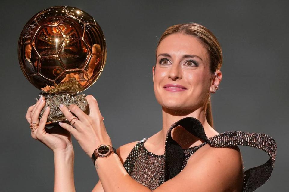 La española del Barcelona Alexia Putellas se alzó este lunes con el Balón de Oro femenino por segundo año consecutivo, por lo que se convierte en la primera jugadora que repite en el galardón creado en 2018.