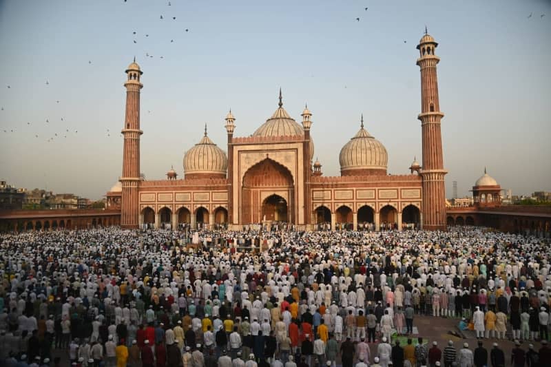 Muslims perform Eid al-Adha prayer at Jama Masjid in Delhi. Deep Nair/ZUMA Press Wire/dpa