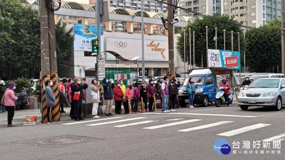 藍軍公投宣講出奇招，出動變形金鋼行動宣傳車，到桃園區仲平黃昏市場