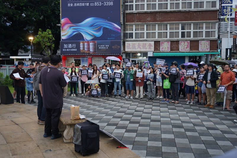 花蓮在地青年團體發起響應「我藐視國會」行動 由花蓮在地青年組成團體「洄萊．啟程」24日響應 「我藐視國會」抗議行動，晚間6時在花蓮市石來運 轉前廣場號召群眾集會，吸引上百人到場支持。 中央社記者張祈攝  113年5月24日 