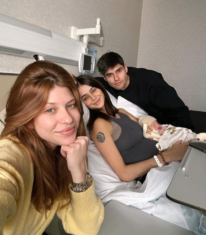 Anita Matamoros visitando a la pareja en el hospital