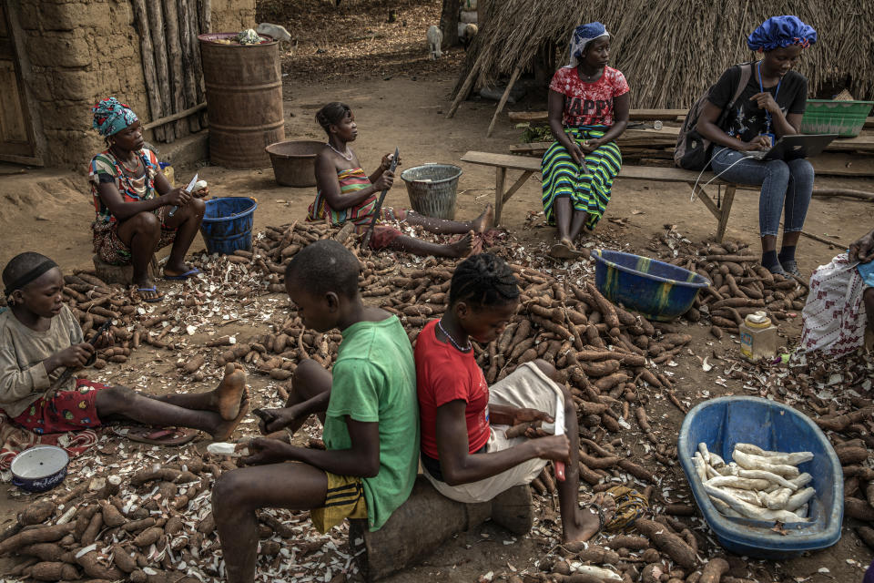 Un investigador, a la derecha, entrevista a aldeanos de una comunidad agrícola en el norte de Sierra Leona, el 19 de febrero de 2022. 
