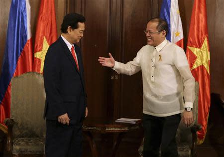 Philippines' President Benigno Aquino (R) prepares to shake hands with Vietnam's Prime Minister Nguyen Tan Dung during his courtesy call at the Malacanang Presidential Palace in Manila May 21, 2014. REUTERS/Aaron Favila/Pool