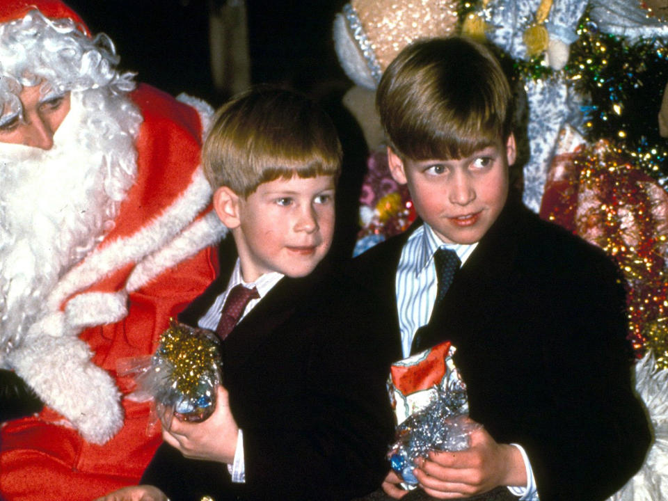 <p>Etwas skeptisch schauten Prinz William und sein kleiner Bruder Prinz Harry schon, als sie 1990 den Weihnachtsmann trafen, aber die Geschenke nehmen sie natürlich trotzdem gerne an. (Bild: REX/Shutterstock) </p>