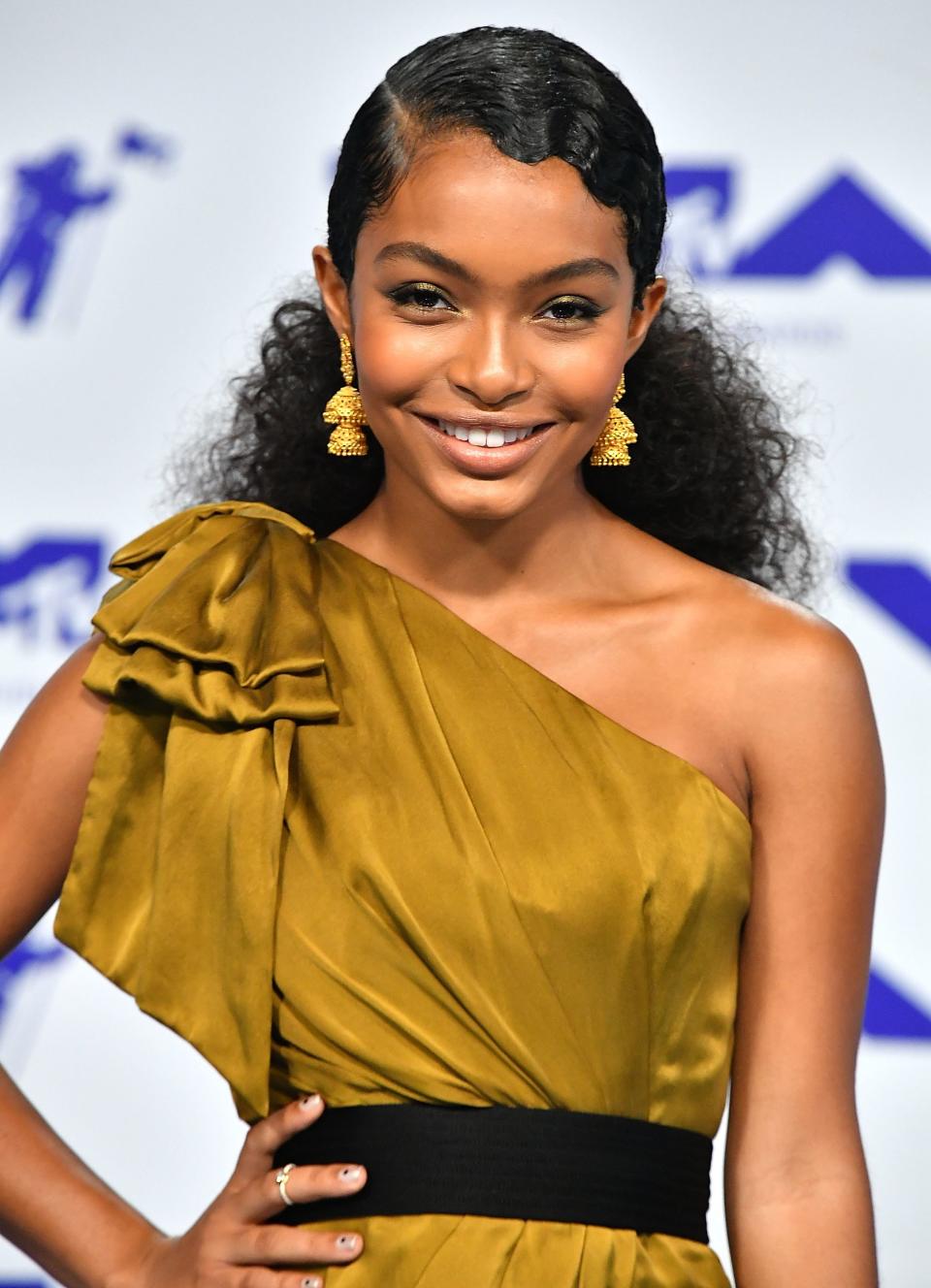 At the MTV VMAs 2017, Yara wore side-parted finger waves that framed her face beautifully, adding volume to the look with her cascading curls. A subtle gold eyeshadow perfectly matched the golden hue of her gown as well.