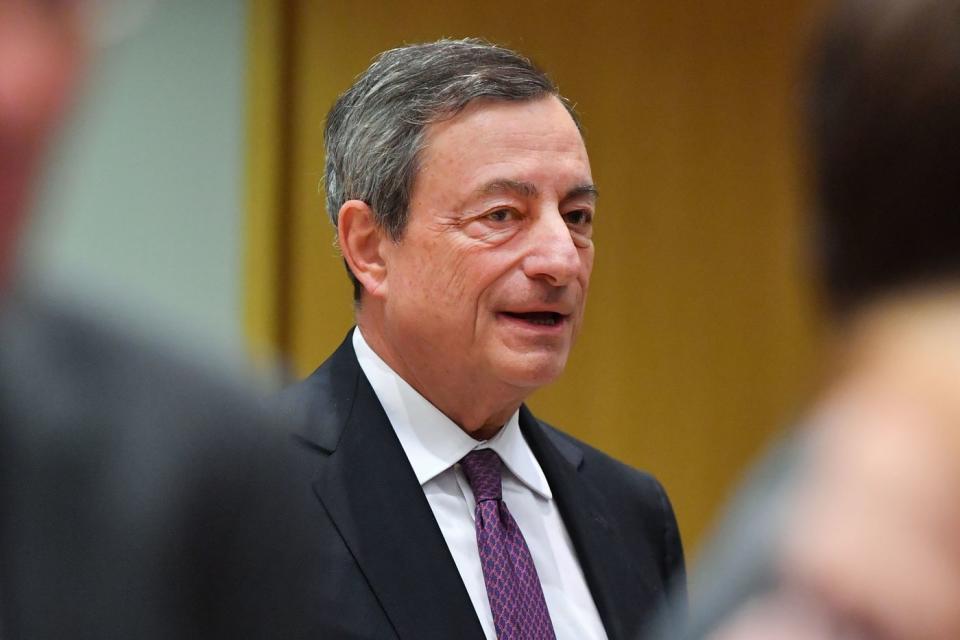 <p>Nel momento di peggior crisi, poco dopo l’insediamento di Monti, fu Mario Draghi a dare una spinta decisiva verso l’abbassamento dello spread. Il 26 luglio del 2011 il governatore della BCE annunciò un piano di interventi per ridurre lo spread dell’Italia e anche delle altre nazioni in difficoltà. Piano riuscito, per altro. (Photo by Emmanuel DUNAND / AFP) </p>