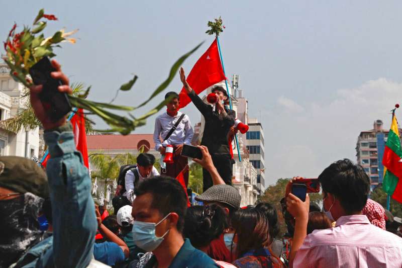 支持翁山蘇姬的抗議者7日在仰光發動大規模抗議，反對軍方發動政變，並且要求立即釋放翁山蘇姬。（美聯社）