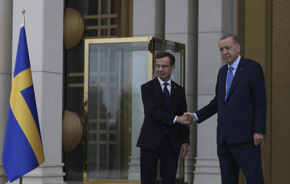 Turkish President Recep Tayyip Erdogan, right, and Sweden's new prime minister, Ulf Kristersson, shake hands during a welcome ceremony at the presidential palace in Ankara, Turkey, Tuesday, Nov. 8, 2022. Kristersson is meeting Erdogan on Tuesday in an effort to clinch Turkish approval for his country's bid to join NATO.(AP Photo/Burhan Ozbilici)