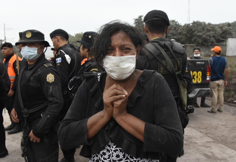 <p>A woman cries for her missing relatives during the search for vicitms in San Miguel Los Lotes, a village in Escuintla Department, about 35 km southwest of Guatemala City, on June 4, 2018. (Photo: Johan Ordonez/AFP/Getty Images) </p>