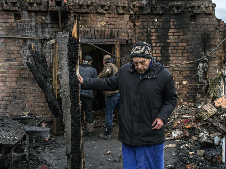 Residentes locales examinan los daños causados por un ataque ruso en su casa en el barrio Osokorky de Kiev, Ucrania, el jueves 29 de diciembre de 2022. (Laura Boushnak/The New York Times).