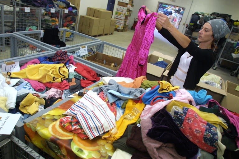 Collecte de vêtements dans un centre Emmaüs / AFP