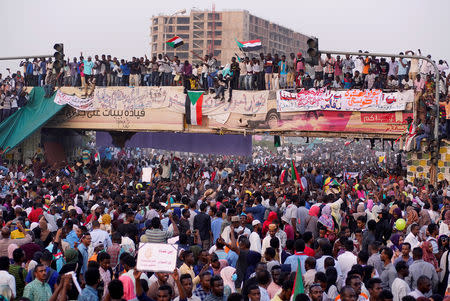 Demonstrators attend a protest rally demanding Sudanese President Omar Al-Bashir to step down outside Defence Ministry in Khartoum, Sudan April 10, 2019. REUTERS/Stringer