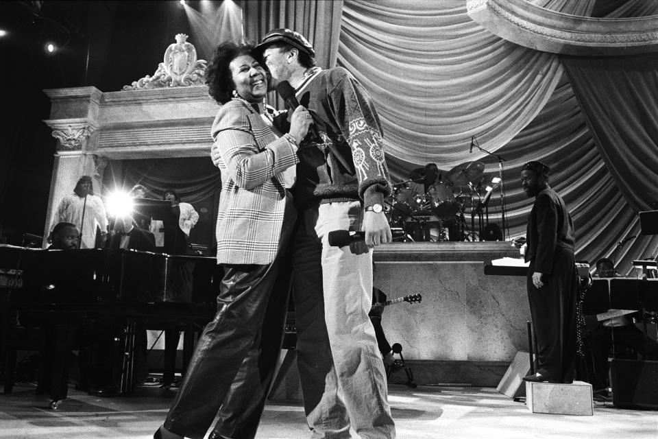 Smokey Robinson kisses Aretha Franklin at a rehearsal for the “Aretha Franklin: Duets” concert in 1993.