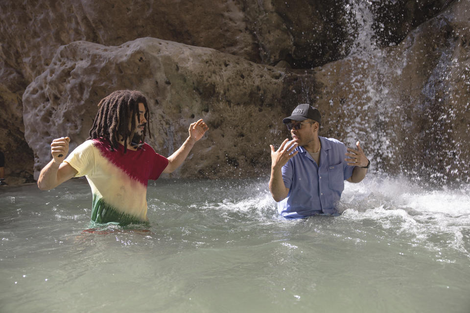 En esta imagen proporcionada por Paramount Pictures, Kingsley Ben-Adir, izquierda, y el director Reinaldo Marcus Green en el set de "Bob Marley: One Love." (Chiabella James/Paramount Pictures vía AP)