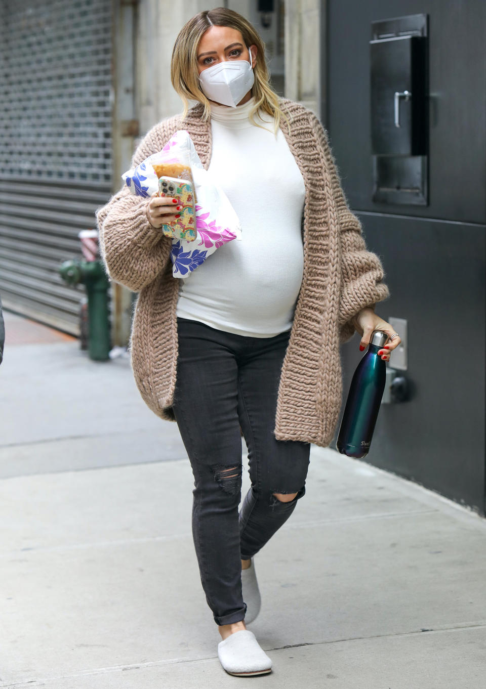 <p>Expectant Hilary Duff heads to the New York City set of <em>Younger</em> on Friday.</p>