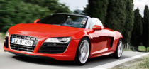 1.<br> <b>Audi R8Spyder</b><br> Prima anual: $3,384<br> Igual que Mercedes-Benz, la marca Audi ocupa dos lugares en la lista y en este caso es el auto más caro de asegurar en el país para el 2012. Con 525 caballos de fuerza, también es el más potente. A un costo de $282 mensuales, asegurar el R8Spyder (Spyder significa descapotable) cuesta más que la mensualidad de muchos autos. Pero con un precio base de $187,000 (y dada su producción limitada muchos pagan más de $200,000 para tener un ejemplar) es poco probable que los compradores estén muy preocupados al respecto.<br> (Foto: Audi)