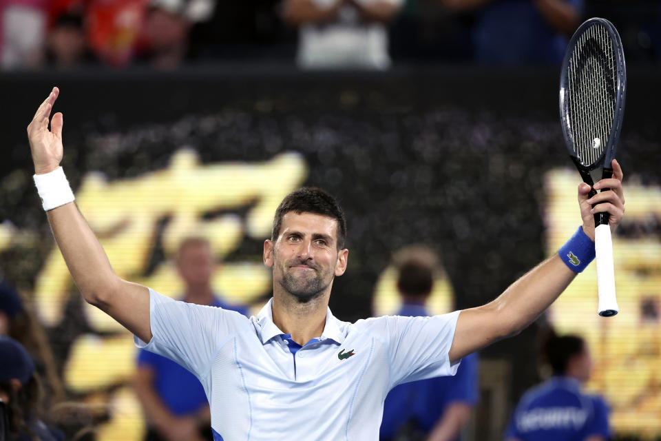 El serbio Novak Djokovic festeja su victoria sobre el francés Adrian Mannarino en la cuarta ronda del Abierto de Australia, el domingo 21 de enero de 2024 (AP Foto/Asanka Brendon Ratnayake)