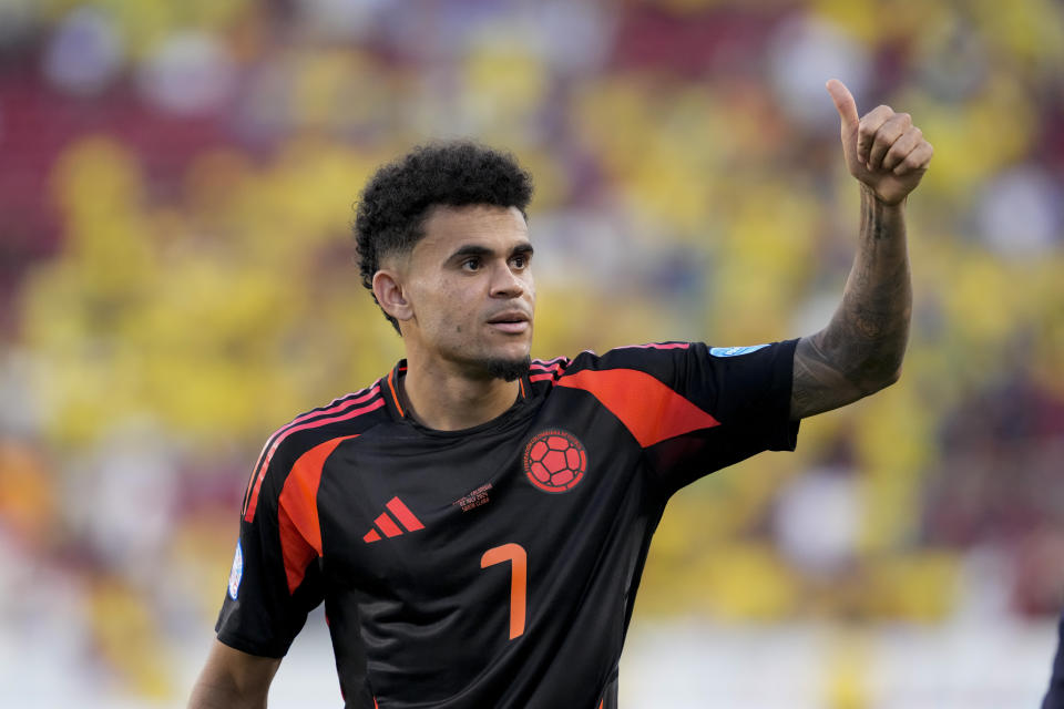 Colombia's Luis Diaz gestures to fans after Colombia tied Brazil 1-1 in a Copa America Group D soccer match Tuesday, July 2, 2024, in Santa Clara, Calif. (AP Photo/Godofredo A. Vásquez)